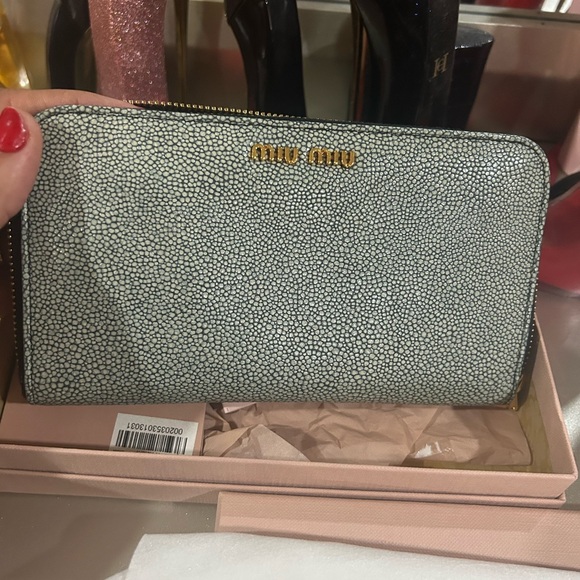 Miu Miu Pebbled Gray Leather Women's Full size Zip Around Wallet!! - Picture 5 of 9